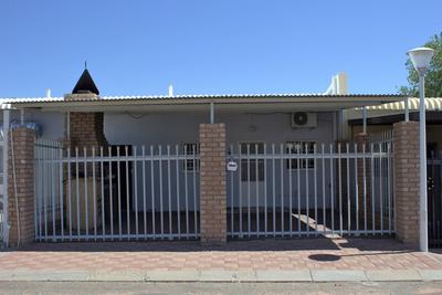 Townhouse For Rent in Flora Park, Upington