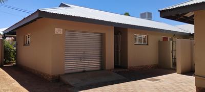 Townhouse For Rent in Middelpos, Upington